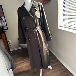 Beautiful trench coat for cool and rainy weather.  Ones with a matching belt